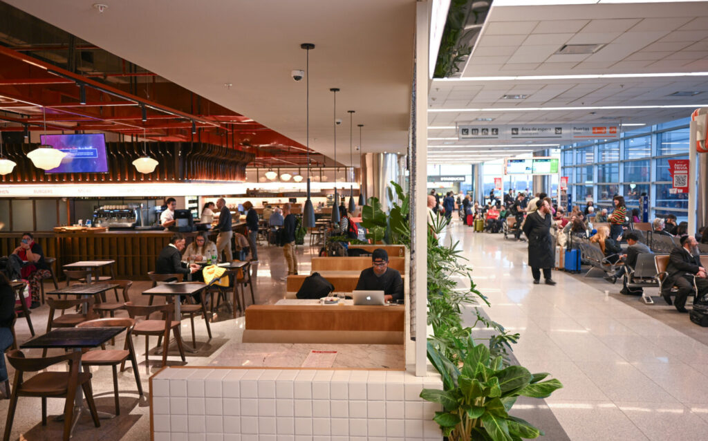 Vista de espacios gastronómicos en el Aeropuerto
